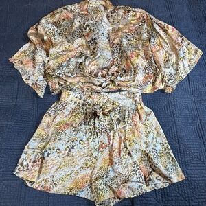 Mystree 2 Piece Abstract Print Bell Sleeve Blouse & Short Set Size Small NWT